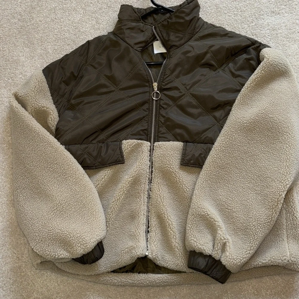 Sherpa/Teddy zip up green and cream jacket size Large - Picture 1 of 9